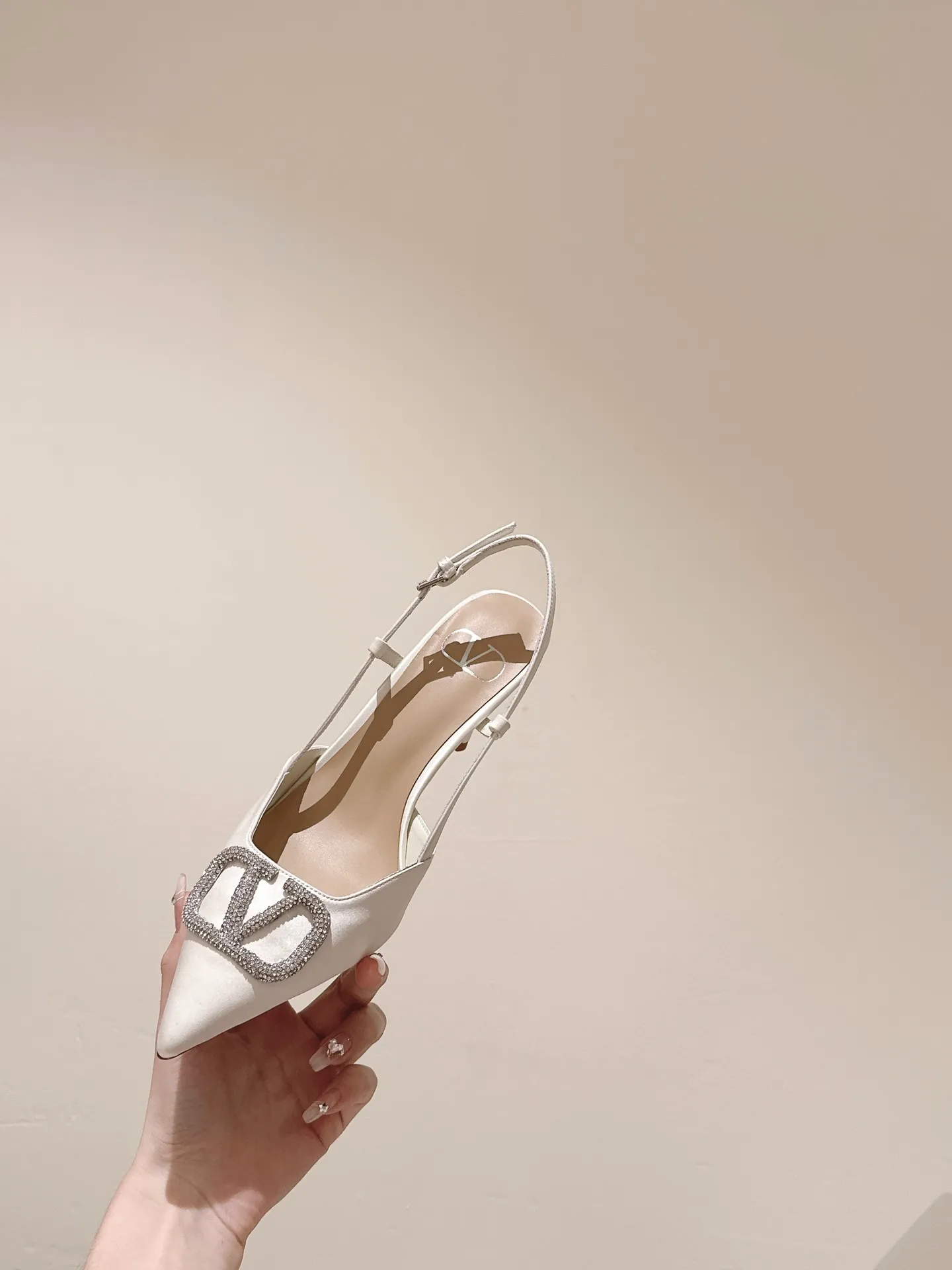 👟👟Ex-factory price 520👟👟 ²⁰²4 𝐬𝐬 Versatile series for all seasons! Is your shoe cabinet missing a pair? [Proud] Purchasing agent level! 🔥 The entire VALENTINO series is produced by Taiwan-funded factories! Getting in and out of the counter is stress-free! ROCKSTUD Valentino studded patent leather ballet flats ONE STUD retro craft pyramid large rivet buckle flats/high heels Smooth shoe lines and awesome version Comfortable upper foot. Increases height. Looks slimmer. Elongates leg lines. Imported mirrored calfskin/cow patent leather/high-density silk material Lambskin lining Italian high-density leather outsole Size35-39 (40/41/42 can be customized) Heel height: flat/4cm/6cm/8cm ♺Full set of synchronized gift box💝packaging!